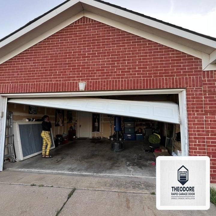 Theodore Rapid Garage Door Dispatch in Meadowdale (Edmonds Area): Heavy-Duty EPDM Perimeter & Bottom Seal Weatherproofing - Meadowdale, WA